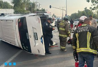 Vuelca combi sobre Gustavo Baz, Tlalnepantla | Lauro Galicia