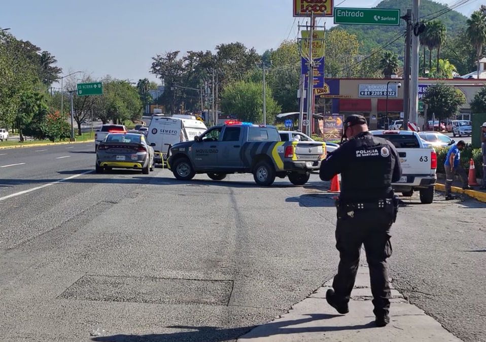 La tragedia ocurrió cuando una niña cayó al pavimento desde la camioneta familiar.| Especial