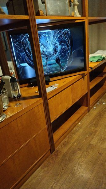 En la habitación se encontró una pantalla rota y muebles fuera de su lugar / Especial