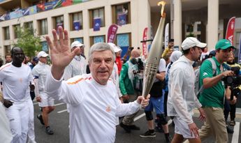 Thomas Bach, presidente del COI, lleva la antorcha rumbo a la ceremonia de inauguración en París 2024 / Reuters