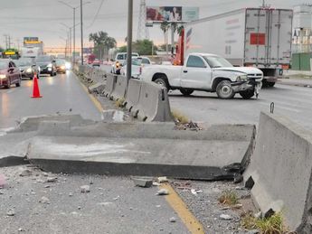 Una camioneta rompió un murete sobre la carretera Monterrey-Nuevo Laredo, lo que habría provocado el choque múltiple. | Agustín Martínez