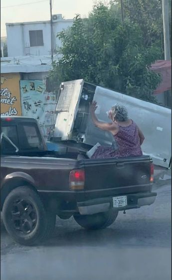 Usuarios cuestionaron la falta de sujeción de la carga y la exposición de la mujer al peligro.