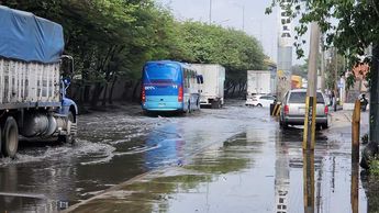 Avenida Río seco y lateral de la Avenida Lázaro Cárdenas en la colonia Colonial Tlaquepaque / Juan Carlos Munguía