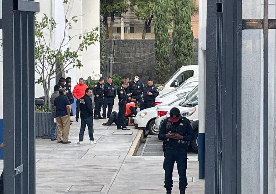 Hombre se lanzó de una ventana en BJU2 para evitar a la justicia. / Ramón Ramírez