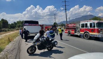Un vehículo modelo Chevy color blanco, se impactó de frente contra la parte trasera de una unidad de transporte.