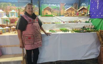 María Imelda Castellanos en su puesto de nacimientos artesanales / Josefina Ruiz