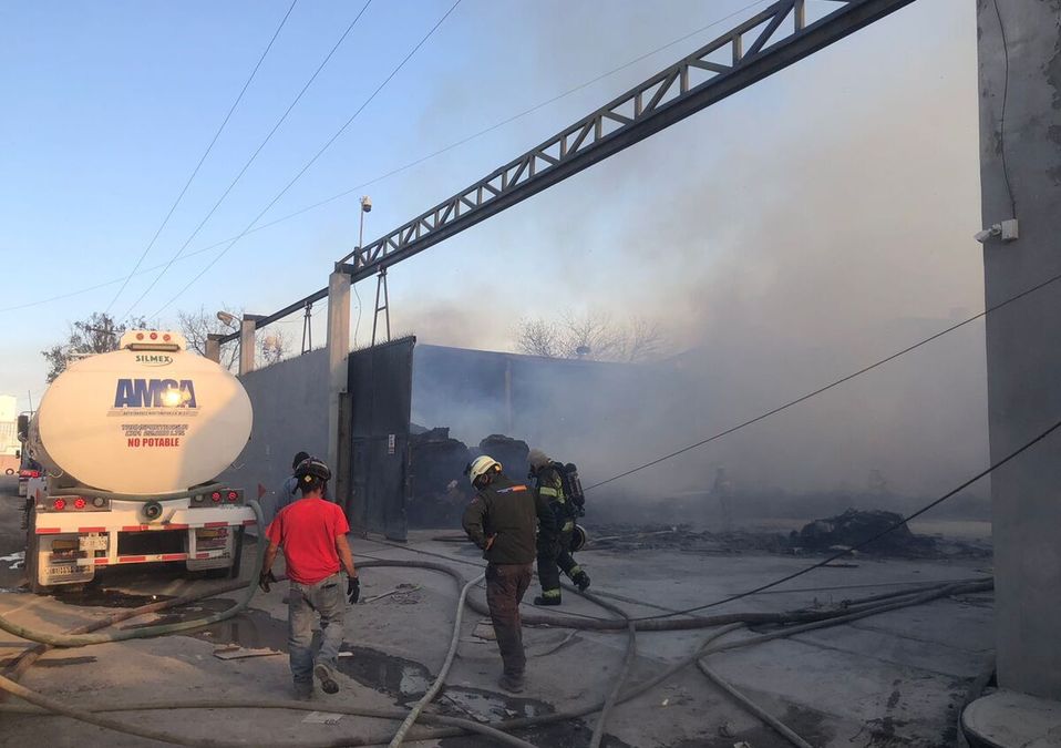 Bomberos sofocan incendio en una bodega en Apodaca. / Vianca Treviño