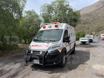 Autoridades acordonaron la zona en Los Chorros por material derramado, lo que generó afectaciones viales durante varias horas. | Jesús Villegas