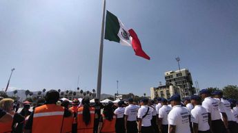 Acto cívico de izamiento de bandera a media asta.