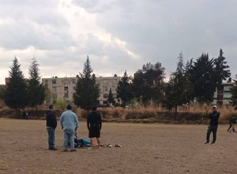 Los paramédicos hallaron a los menores en el suelo, siendo atendidos en la misma cancha de Tlaxcala / Especial