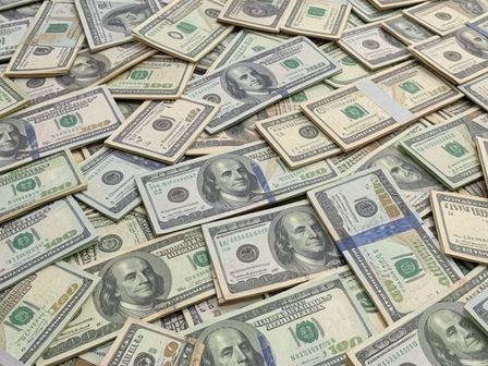 La compra y venta del dólar varía todos los días dependiendo el banco. | Magnific