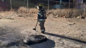 Autoridades atendieron el incendio en una vivienda tras un ataque con fuego; los responsables huyeron del lugar en Saltillo. | Cristian Montelongo