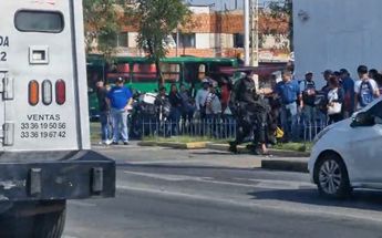Los elementos golpearon y patearon al supuesto ladrón| Redes Sciales