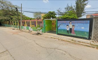 El cuerpo de César quedó en las instalaciones del preescolar ubicado sobre la avenida Mariano Abasolo / Cortesía Google Maps