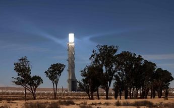La torre de 240 metros concentra el calor del Sol en miles de pequeños espejos en una caldera / AFP