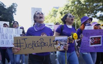 Feminista grita en las inmediaciones del Monumento a la Revolución por Ariadna Fernanda /Ariana Pérez