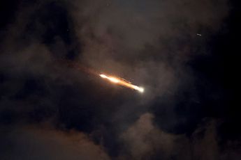 Cohetes en el cielo sobre la ciudad costera israelí de Netanya en medio de una nueva andanada de ataques con misiles | AFP