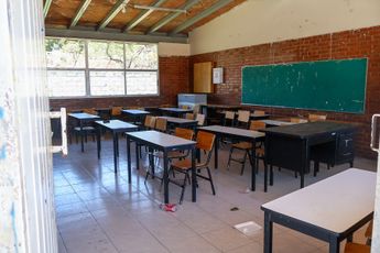 Las aulas de todo el país deberán estar completamente vacías a partir del 12, siendo labores administrativas las últimas en suspenderse / EsImagen