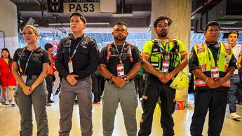 Elementos de seguridad custodian el estadio de Monterrey, estableciendo el orden. | Cortesía