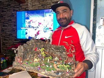 Gerardo Chávez con el nacimiento miniatura. (César García)