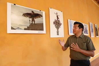 Una de las fotos de la exposición Ceremonia de los Voladores con la explicación del fotoperiodista Andrés Lobato / Melanie Torres