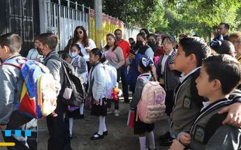 Estudiantes del CENHCH esperan entrar a la escuela para el regreso a clases de agosto 2024 | Agencia Es Imagen
