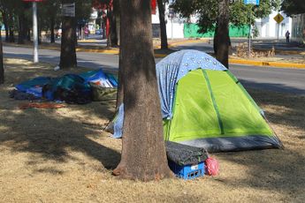 Las propias familias reconocen que quedarse por las noches afuera del HNP sería riesgoso / Melanie Torres