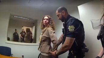 Arrestan a madre tras dejar solos a sus cuatro hijos durante 6 días para viajar a Las Vegas