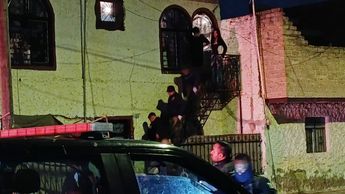 Policías y paramédicos de Guadalajara acudieron para apoyar al lesionado. | Javier León
