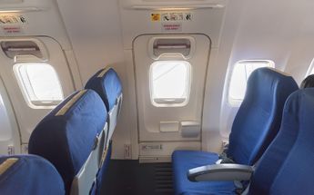Puerta de emergencia de un avión / Freepik