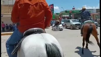Caballo desbocado se impacta contra auto en Durango