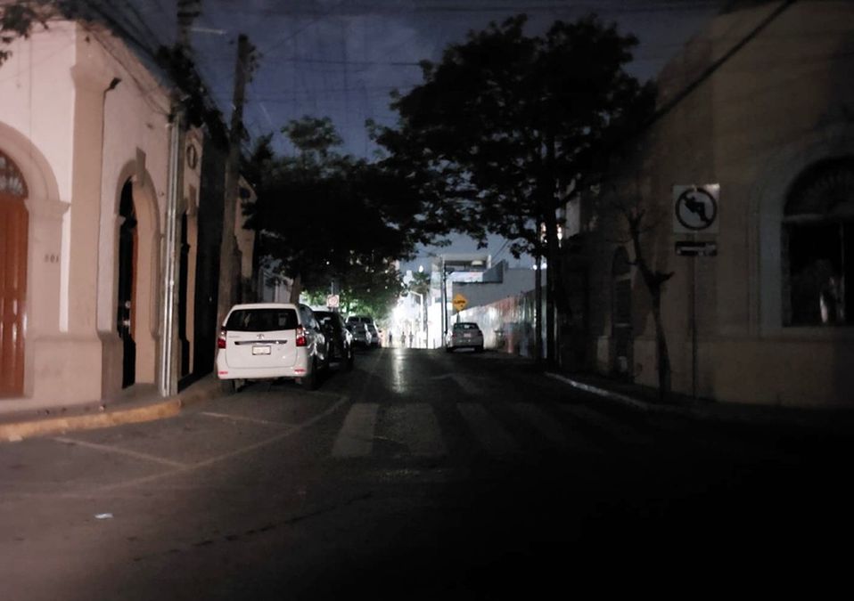 Supuesta falla en cableado de CFE provoca apagón en el Centro de Monterrey. | Leyda Estrada