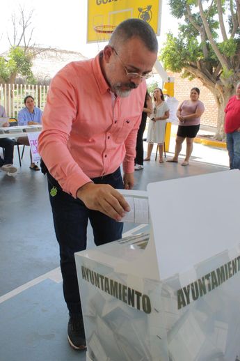 Jorge Torres Bernal, candidato a la alcaldía de Torreón con Movimiento Ciudadano acude a votar.