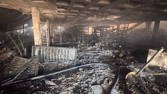 En el interior, la totalidad de la mercancía quedó reducida a cenizas y escombros calcinados.