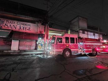 Bomberos acudieron al incendio de un negocio de globos en el Centro de Monterrey. | Leyda Estrada