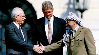 Bill Clinton en medio del ex primer ministro de Israel, Isaac Rabin y el ex líder palestino Yasir Arafat. | Archivo