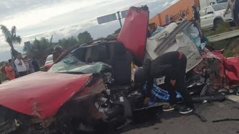 Las unidades de carga pesada quedaron severamente dañadas luego del fuerte impacto | Foto: Elizabeth Guzmán