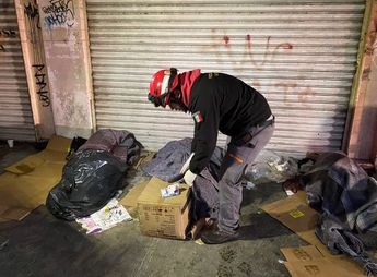 Un elemento de Protección Civil de Monterrey auxilio a personas en situación de calle. | Pamela Villanueva