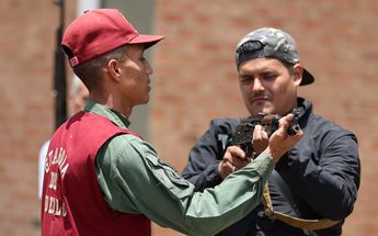 Civiles voluntarios reciben talleres sobre uso de armas| AFP