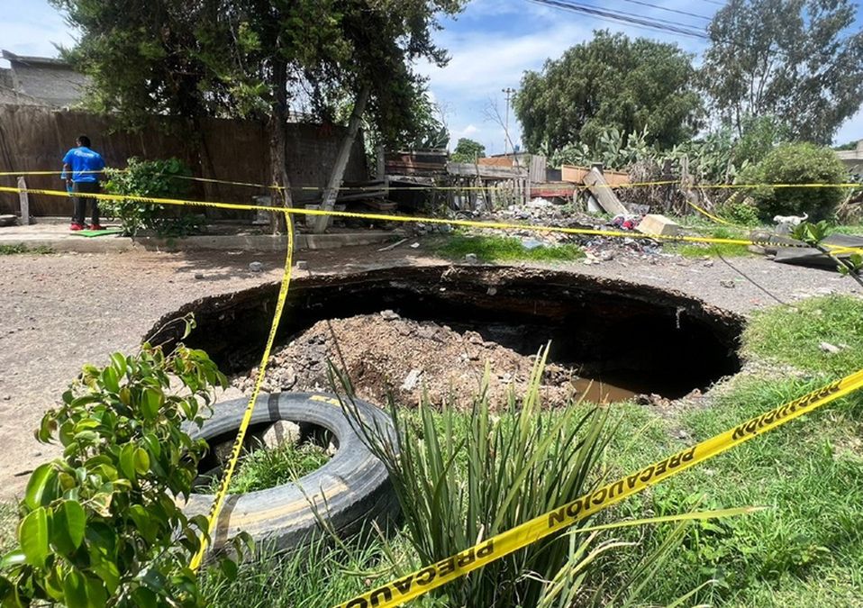 Incluso un camión de fierro viejo se quedó atrapado en medio del socavón en la colonia San Isidro / Zuleyma García