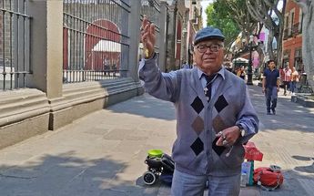 El señor Francisco es un gran fanático de la Sonora Santanera y sueña con bailar con la agrupación en un concierto | Melanie Torres