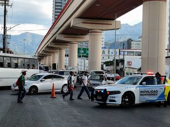 Tráiler tumba poste y causa cierre en avenida Félix U. Gómez en Monterrey / Alexandra Amao