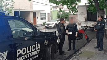 Policías de Monterrey localizan y entregan cartera extraviada/ Especial.