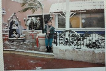 Señora a las afuera de un reconocido restaurante de aquel entonces, 1997.