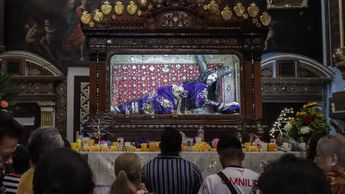 Fieles católicos visitan al Señor de las Maravillas en el Templo de Santa Mónica en Puebla | Agencia Es Imagen