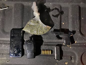 Arma y drogas decomisadas al detenido. | Cortesía