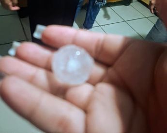 Vecinos de la colonia Villa Guerrero impresionados por el tamaño del granizo que cayó | Familia Bravo