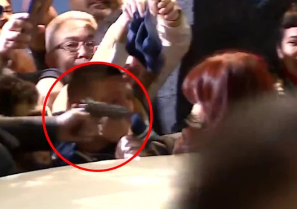 Hombre apunta a vicepresidenta de Argentina con un arma/ Especial