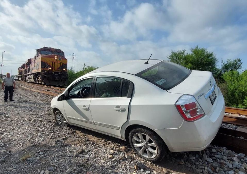 Automovilista es arrastrado por el tren tras intentar ganarle el paso en Pesquería. | Leyda Estrada
