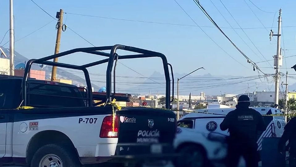 Atacan a balazos a joven en García; agresores huyeron